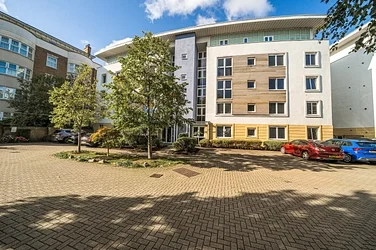 Flat Creswell Drive in Greater London