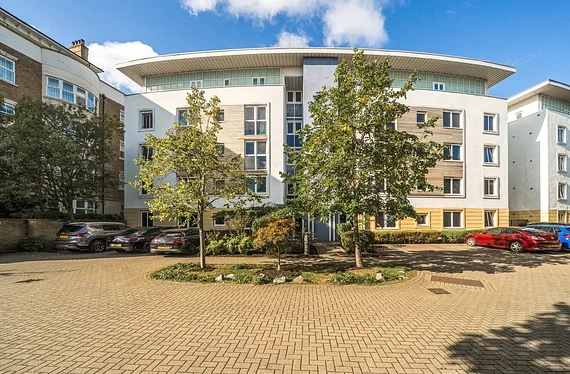 Flat Creswell Drive in Greater London