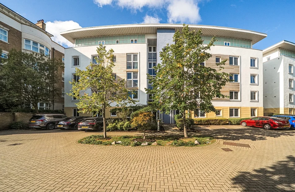 Flat Creswell Drive in Greater London