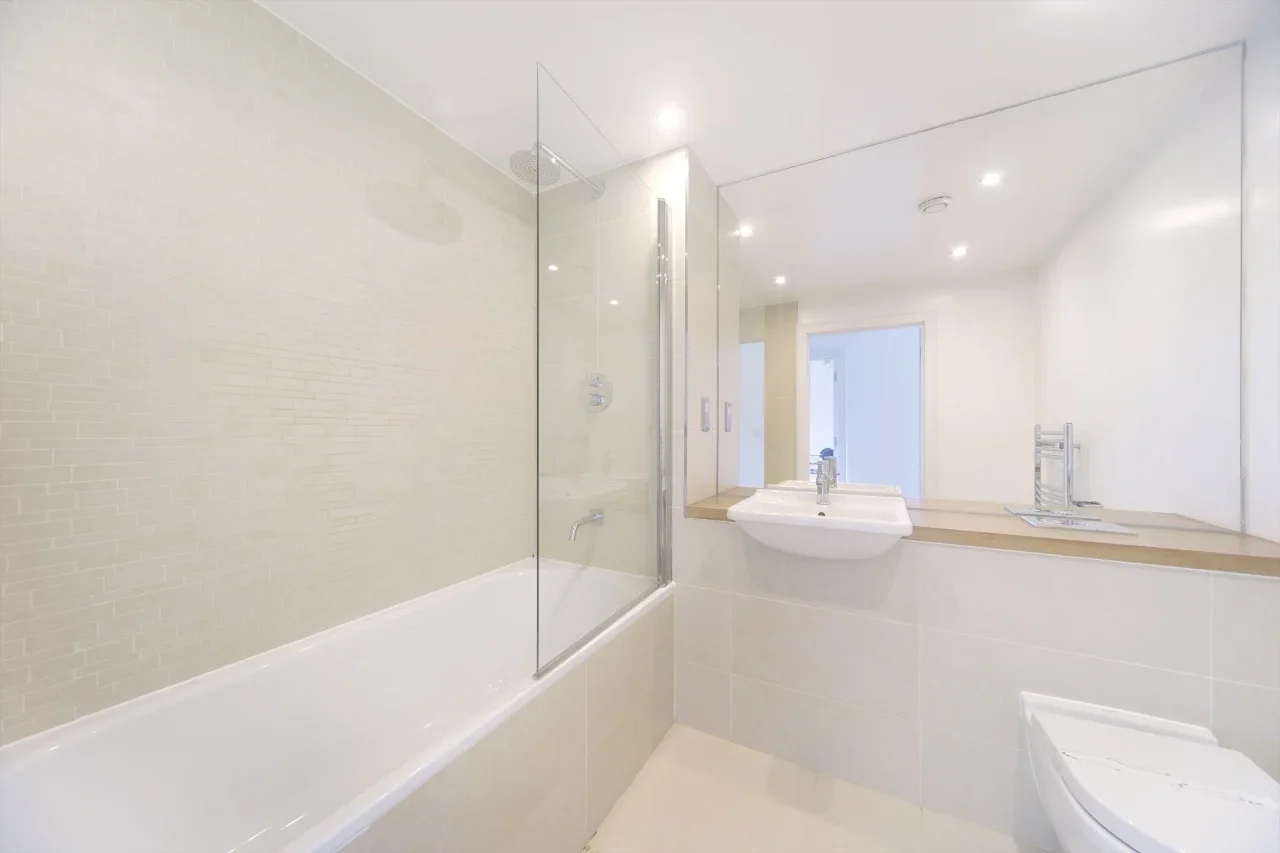 Flat Akerman Road in Greater London