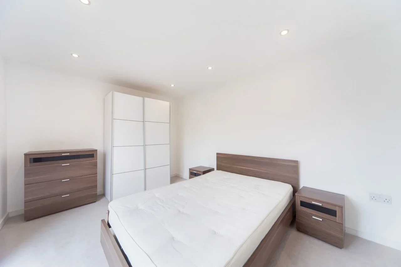 Flat Akerman Road in Greater London