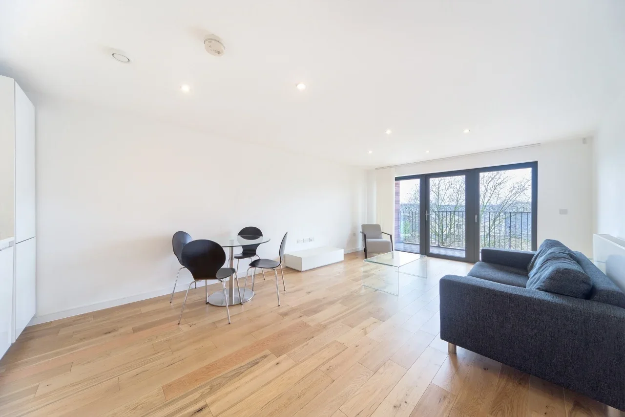 Flat Akerman Road in Greater London