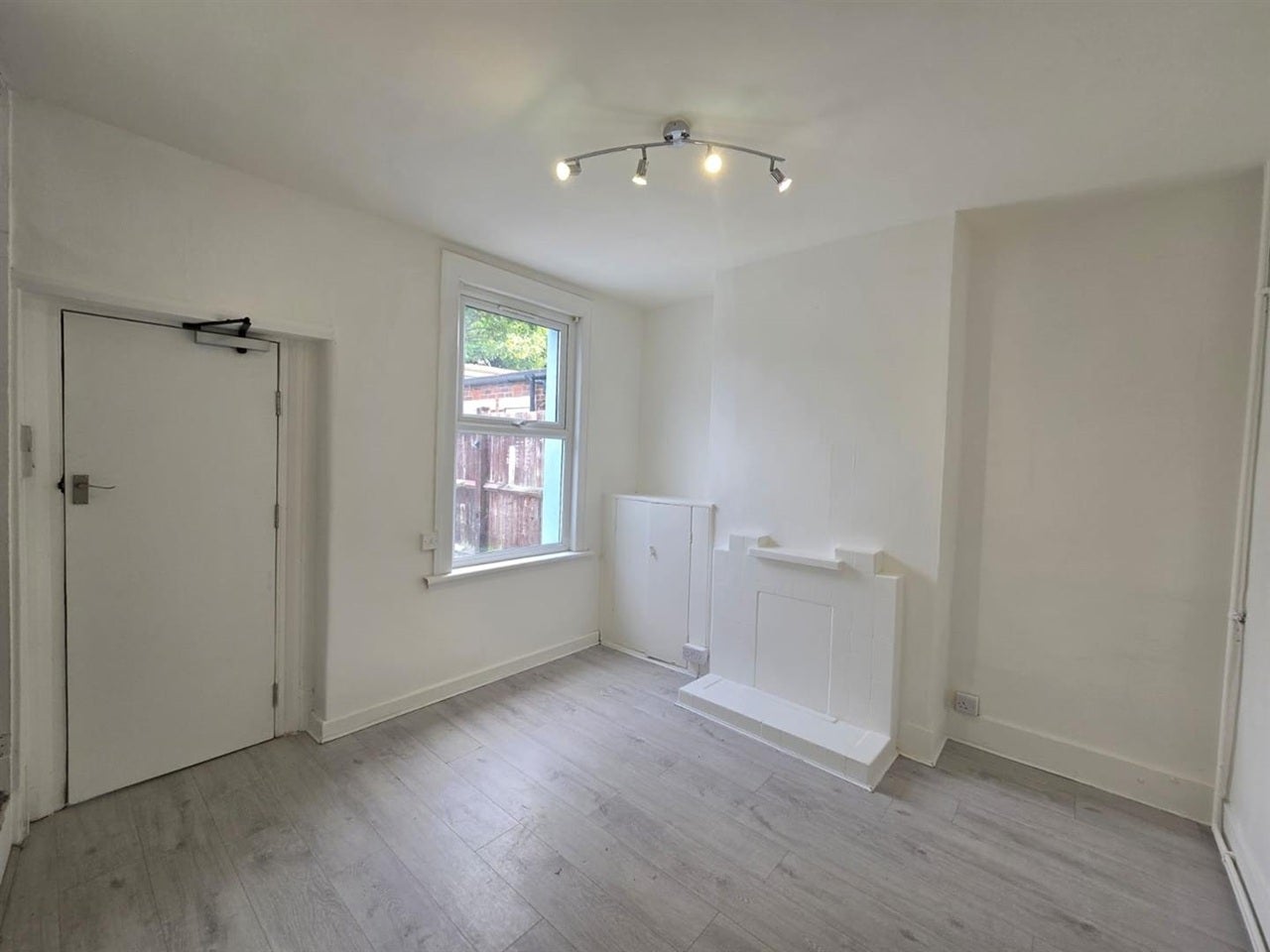 Flat Halefield Road in Greater London