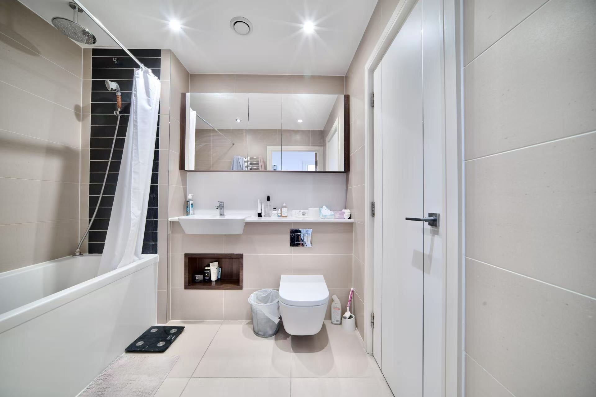 Flat Alie Street in Greater London
