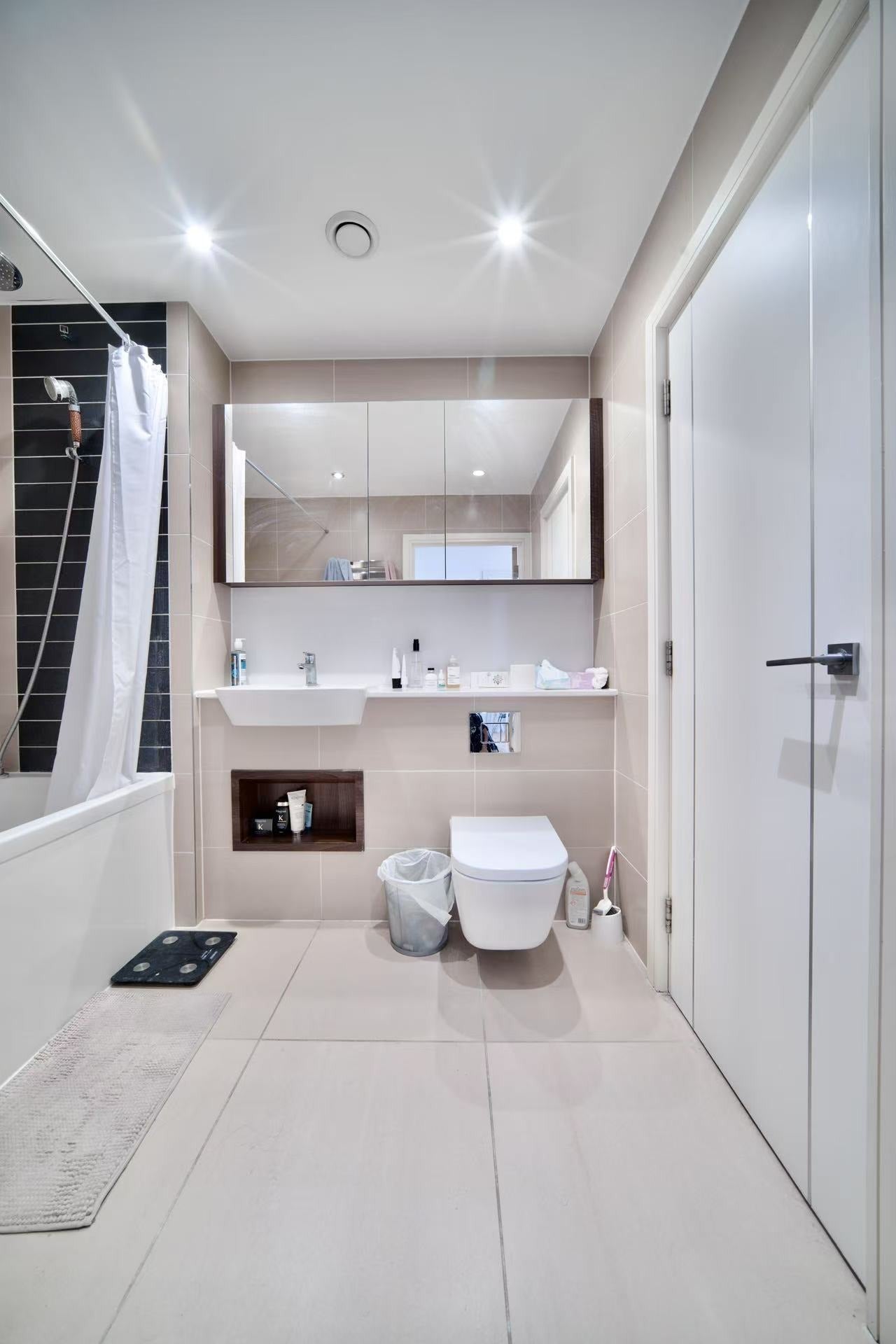 Flat Alie Street in Greater London