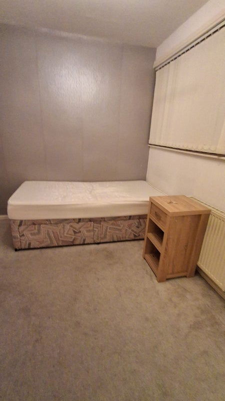 Room Half Mile Close in Leeds