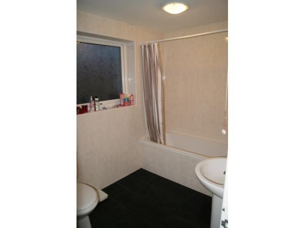 Room Half Mile Close in Leeds