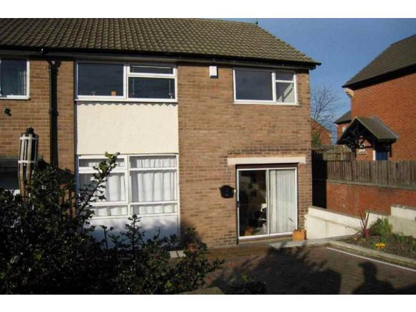Room Half Mile Close in Leeds