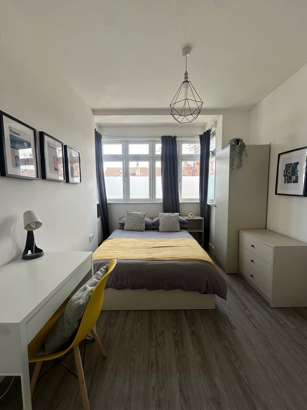 Room Braeside Road in Greater London