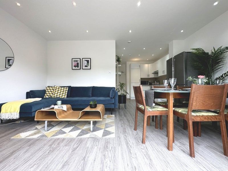 Room Braeside Road in Greater London
