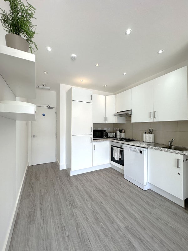 Room Braeside Road in Greater London