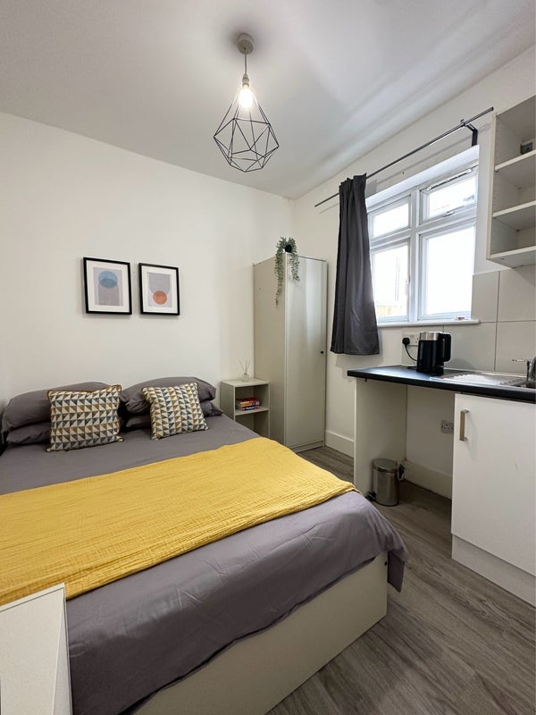 Room Braeside Road in Greater London