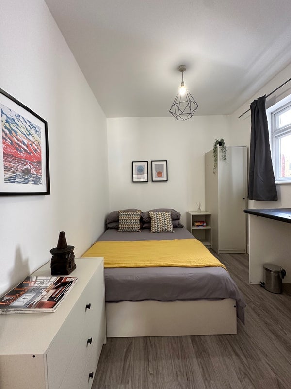 Room Braeside Road in Greater London