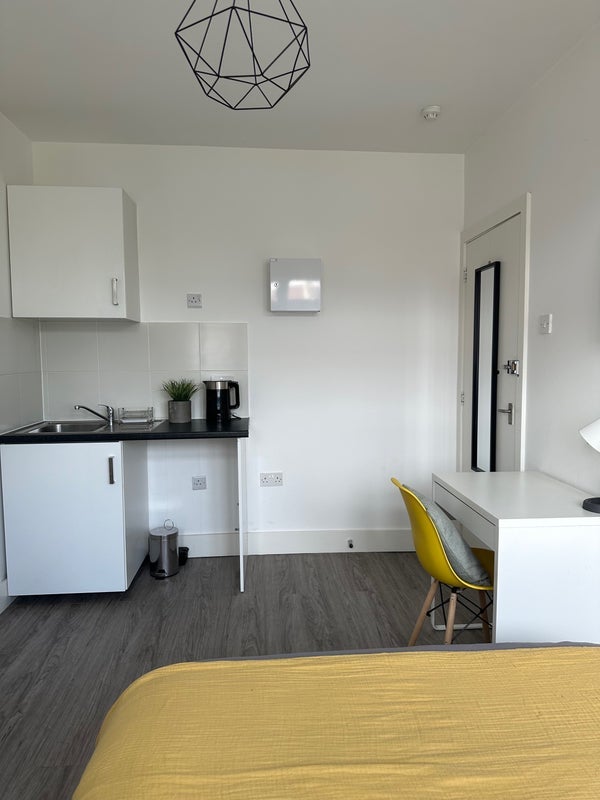 Room Braeside Road in Greater London