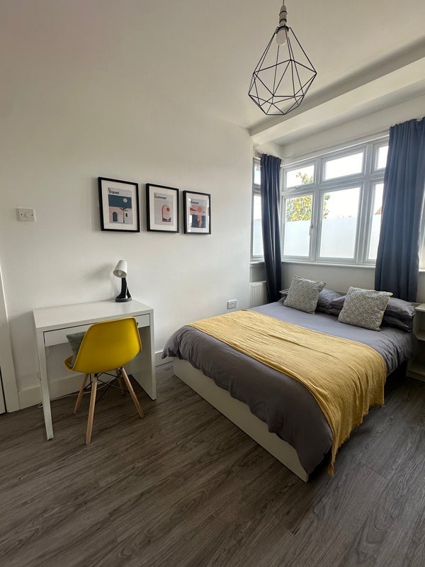 Room Braeside Road in Greater London