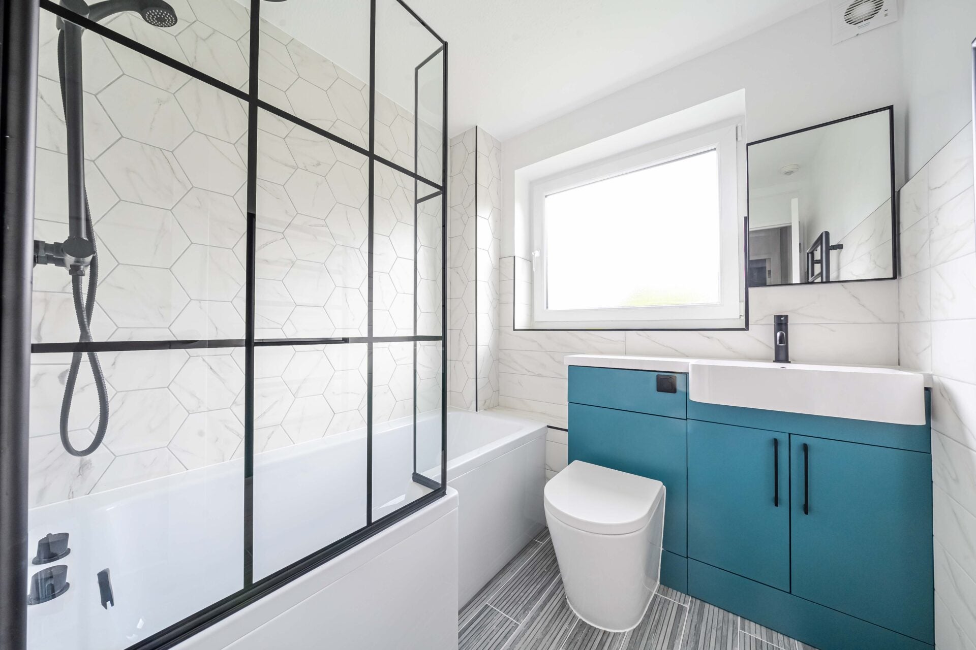 Flat Ewell Road in Greater London