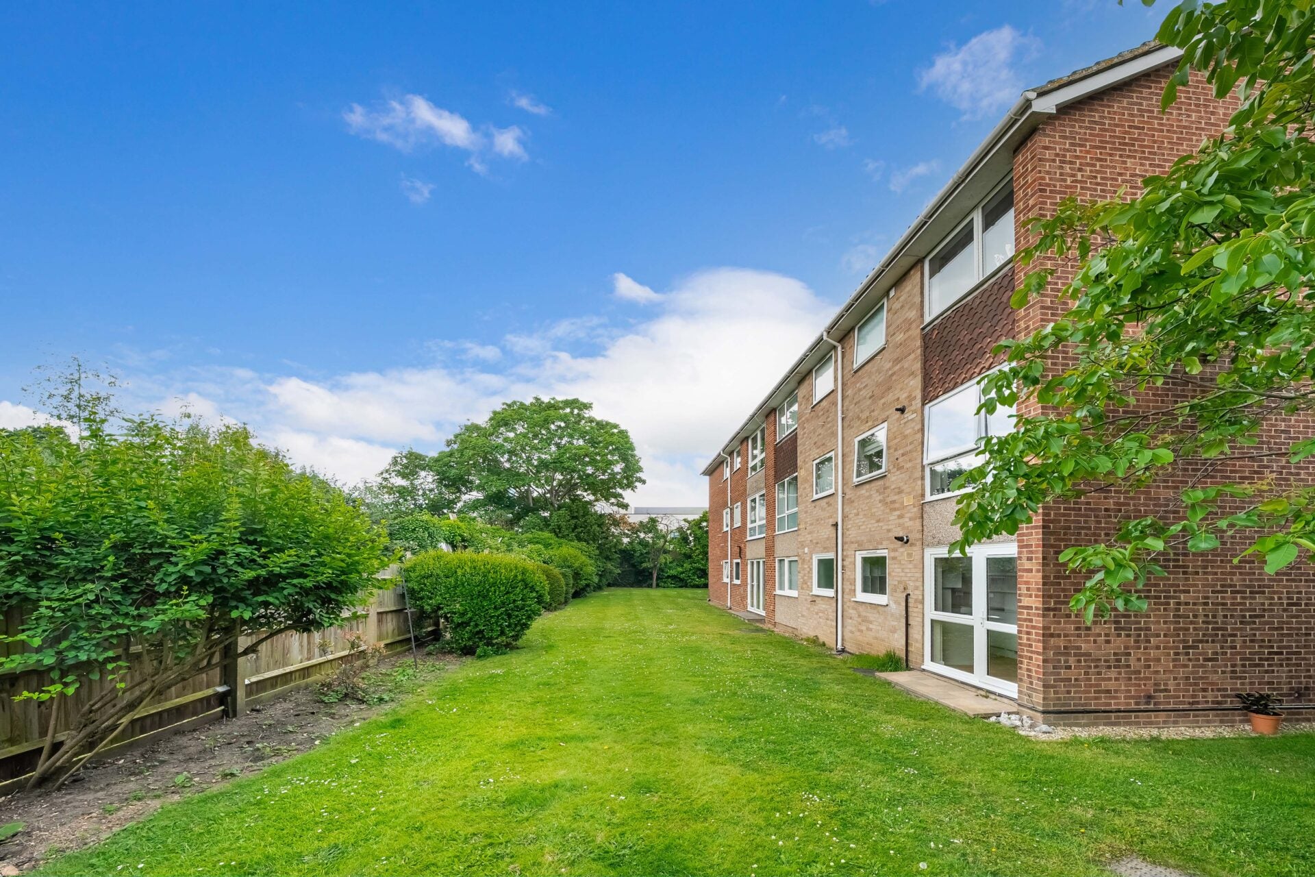 Flat Ewell Road in Greater London