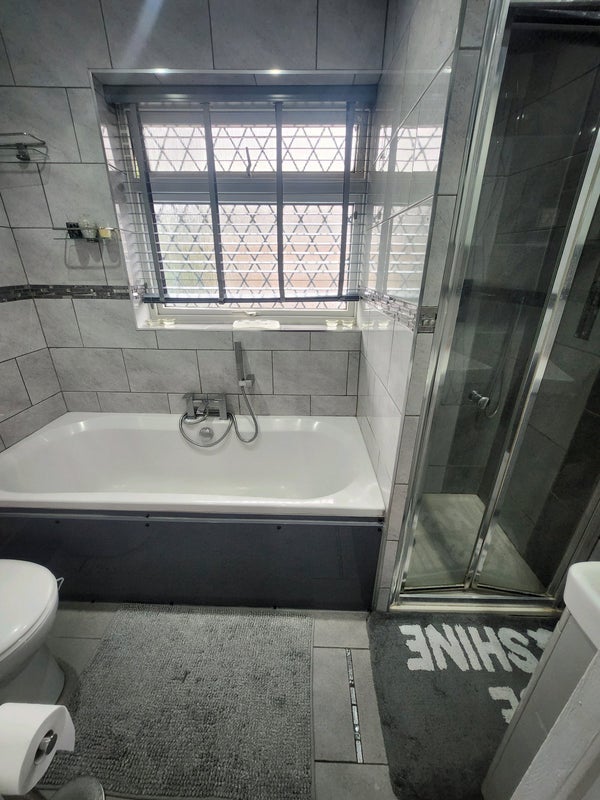 Room Graham Road in Greater London