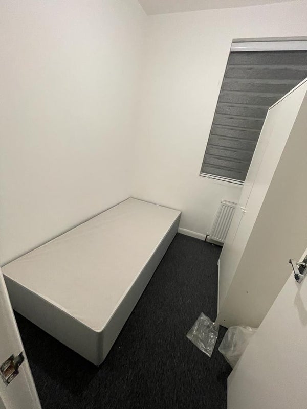 Room St Albans Avenue in Greater London