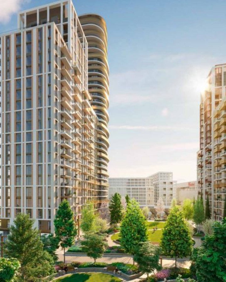 Flat Fountain Park Way in Greater London