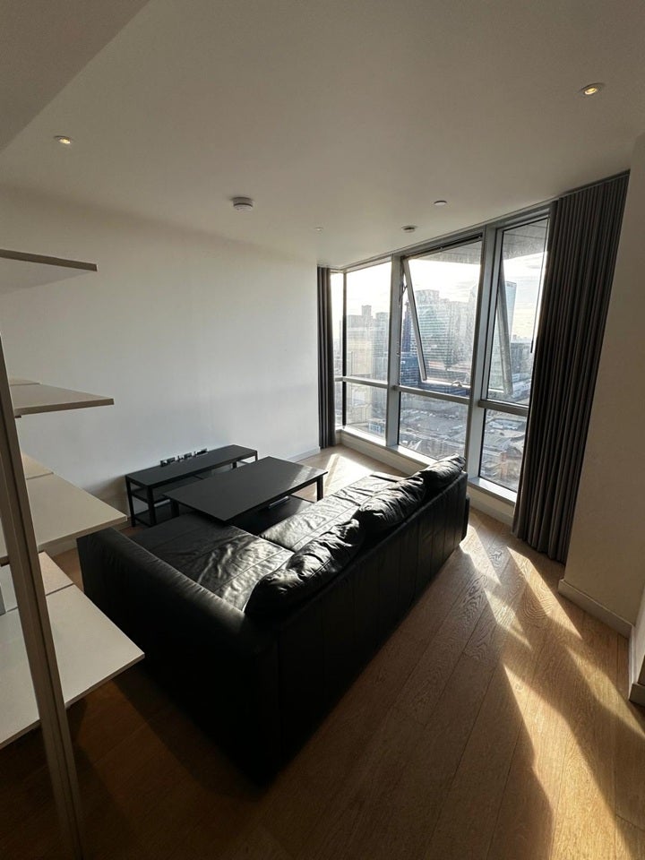 Flat Biscayne Avenue in Greater London