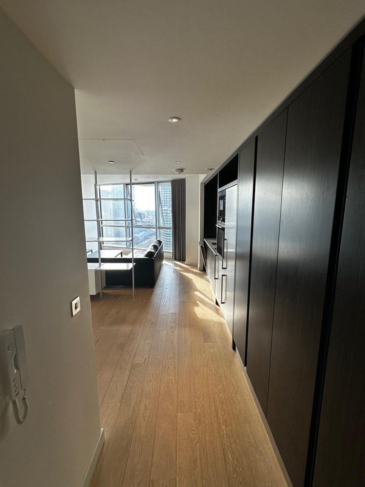 Flat Biscayne Avenue in Greater London