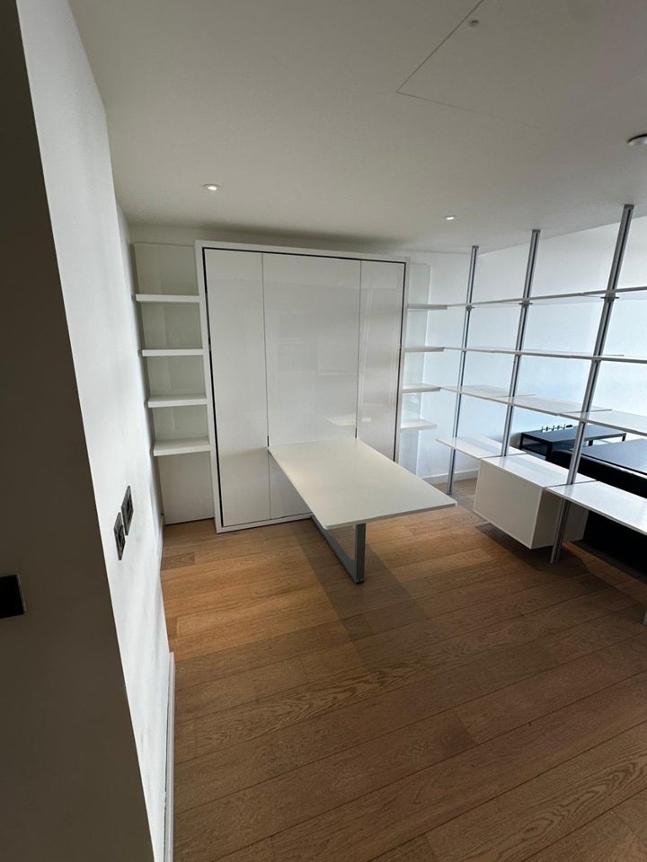 Flat Biscayne Avenue in Greater London