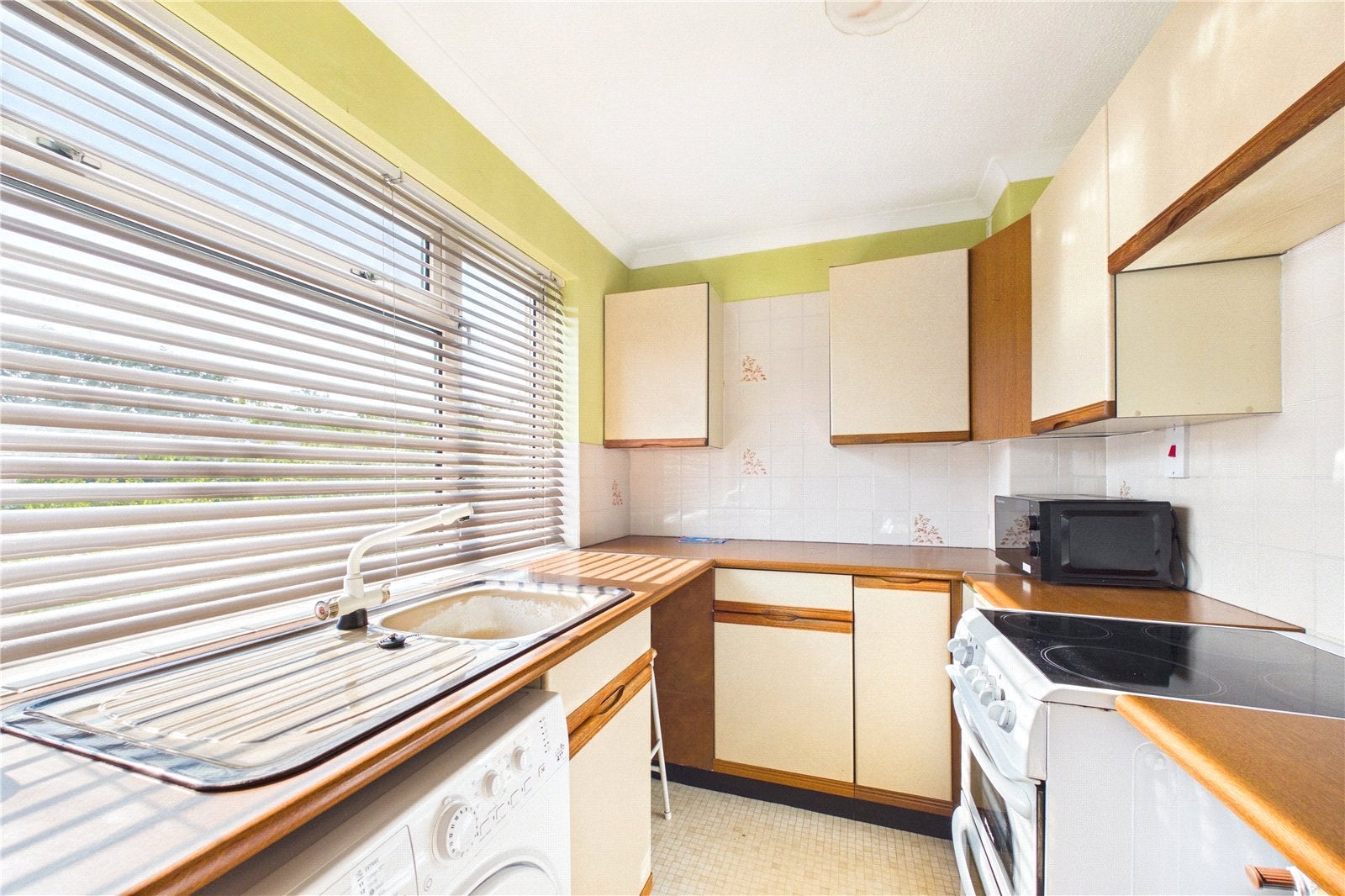 Flat Lower Elmstone Drive in Reading