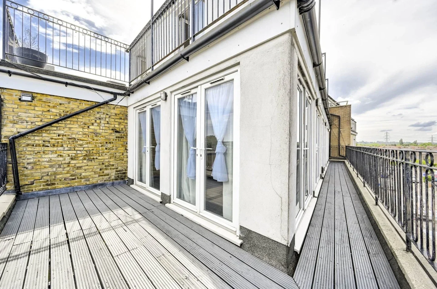 Flat Robinson Road in Greater London