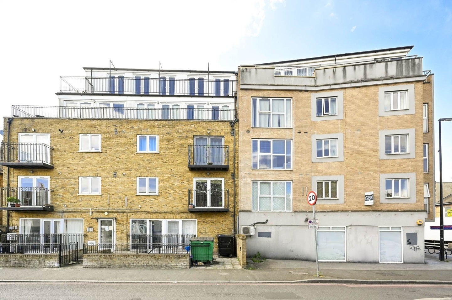 Flat Robinson Road in Greater London