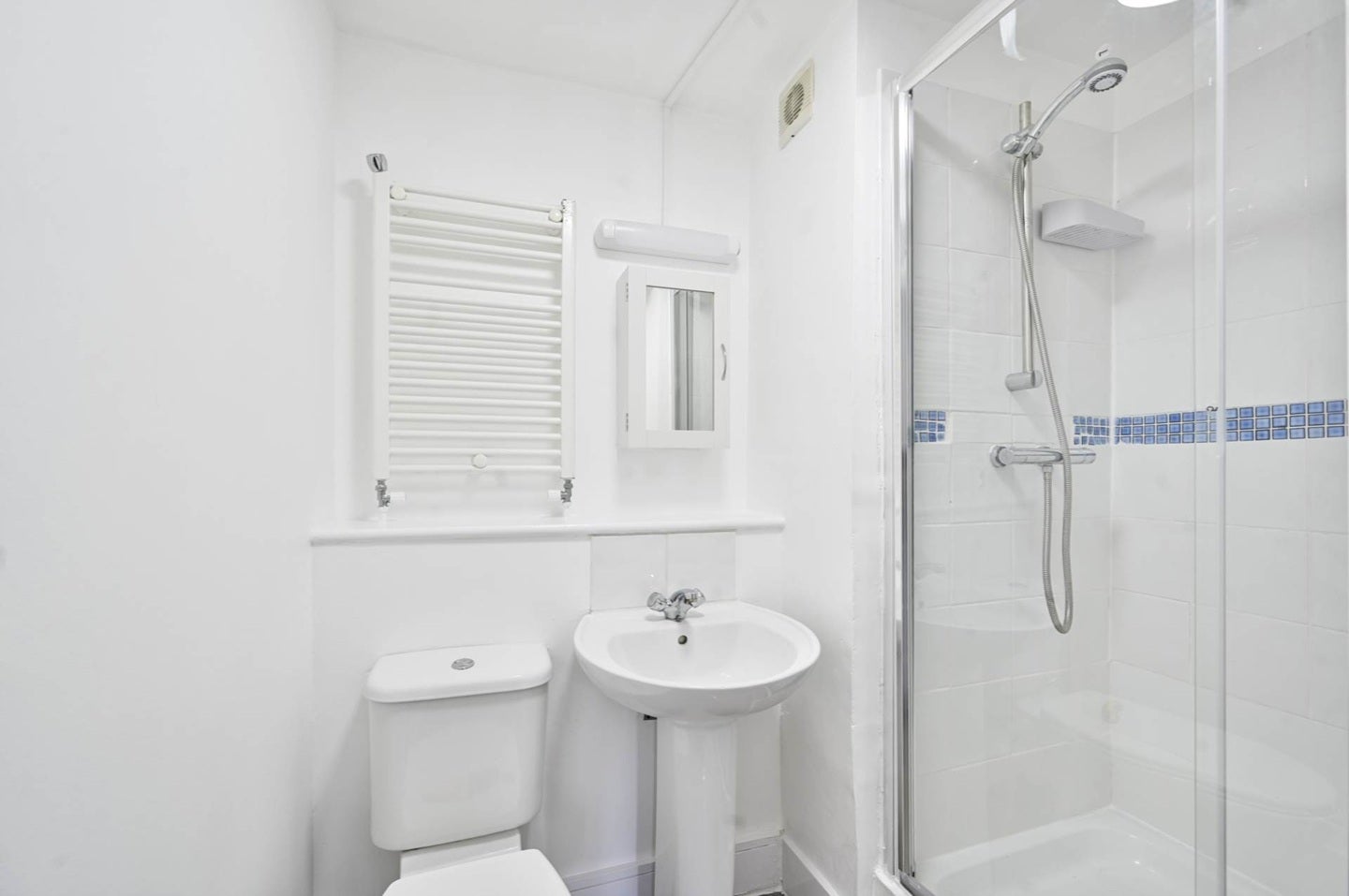 Flat Robinson Road in Greater London