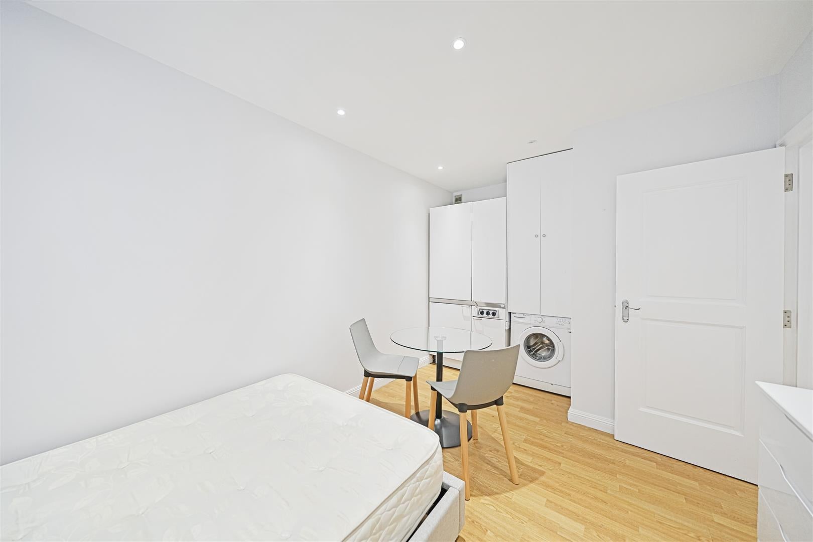 Flat Gaspar Close in Greater London