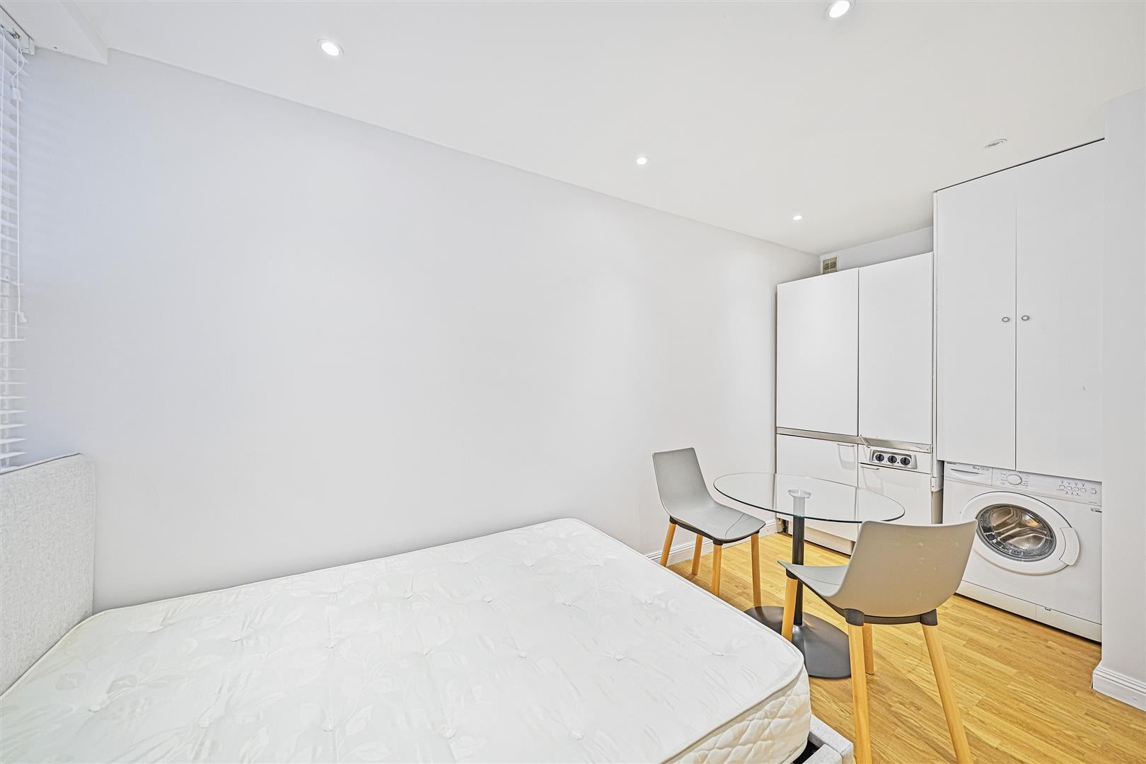 Flat Gaspar Close in Greater London