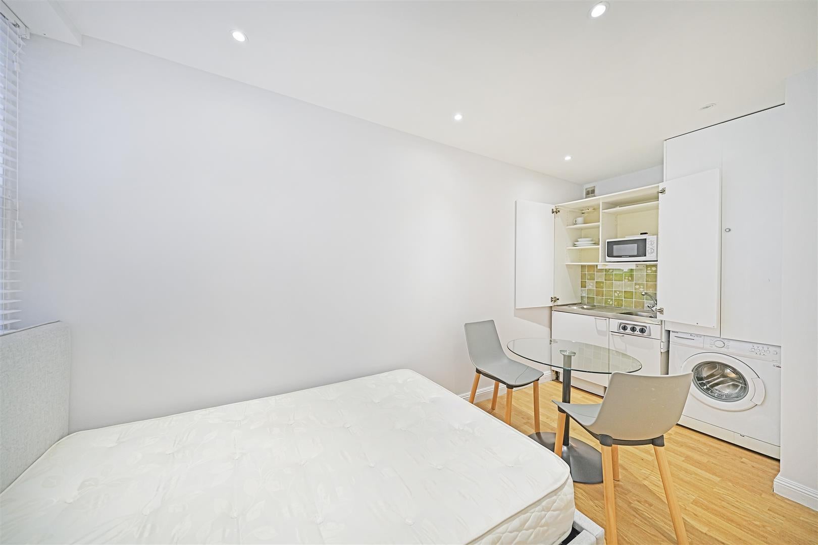 Flat Gaspar Close in Greater London