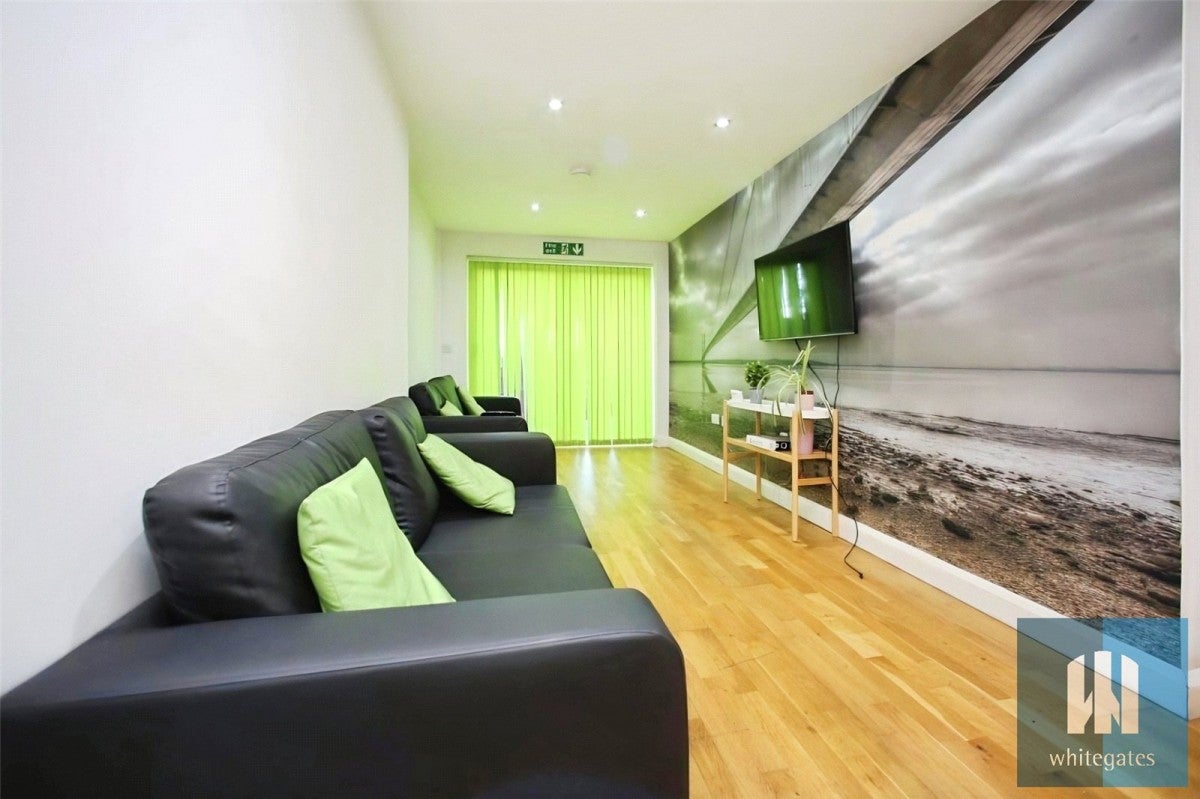 Room Whitegate Road in Kirklees