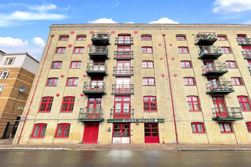 Flat Rotherhithe Street in Greater London