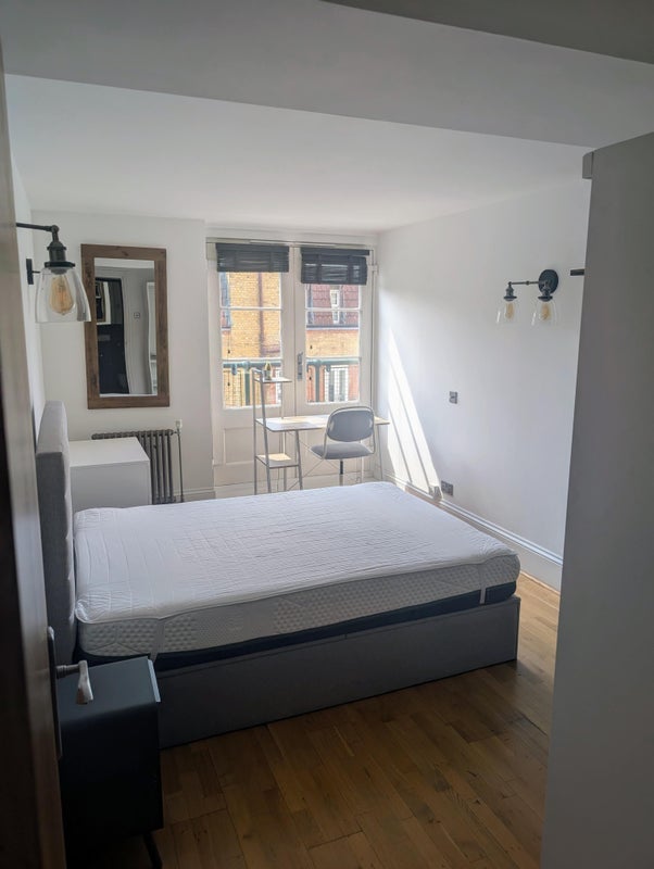 Flat Rotherhithe Street in Greater London