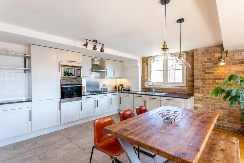 Flat Rotherhithe Street in Greater London