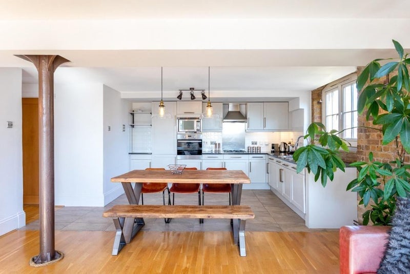Flat Rotherhithe Street in Greater London