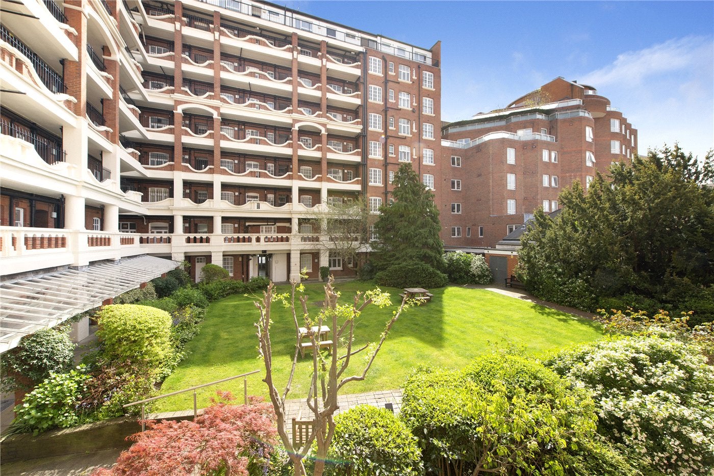 Flat Grove End Road in City of Westminster