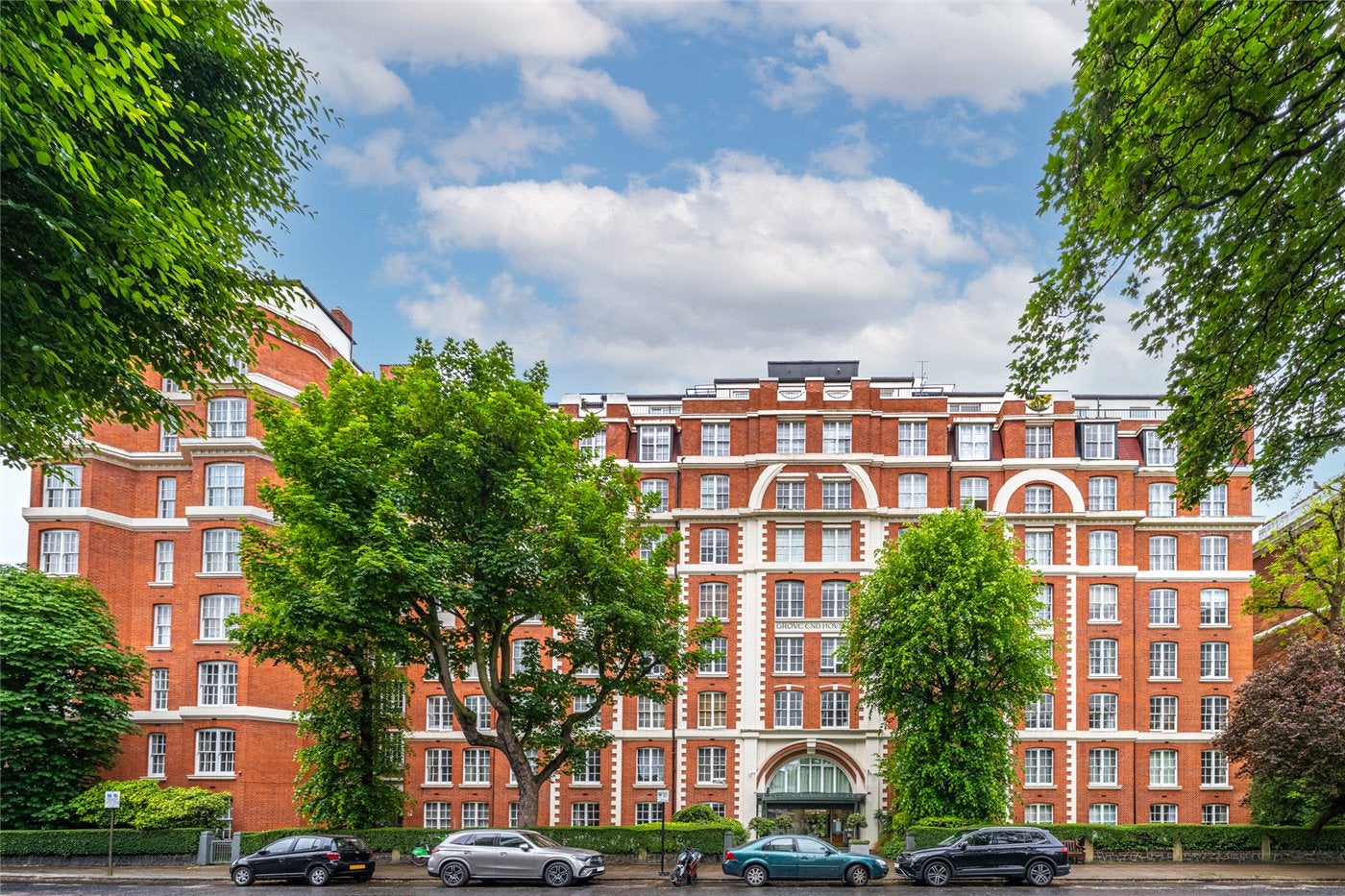 Flat Grove End Road in City of Westminster