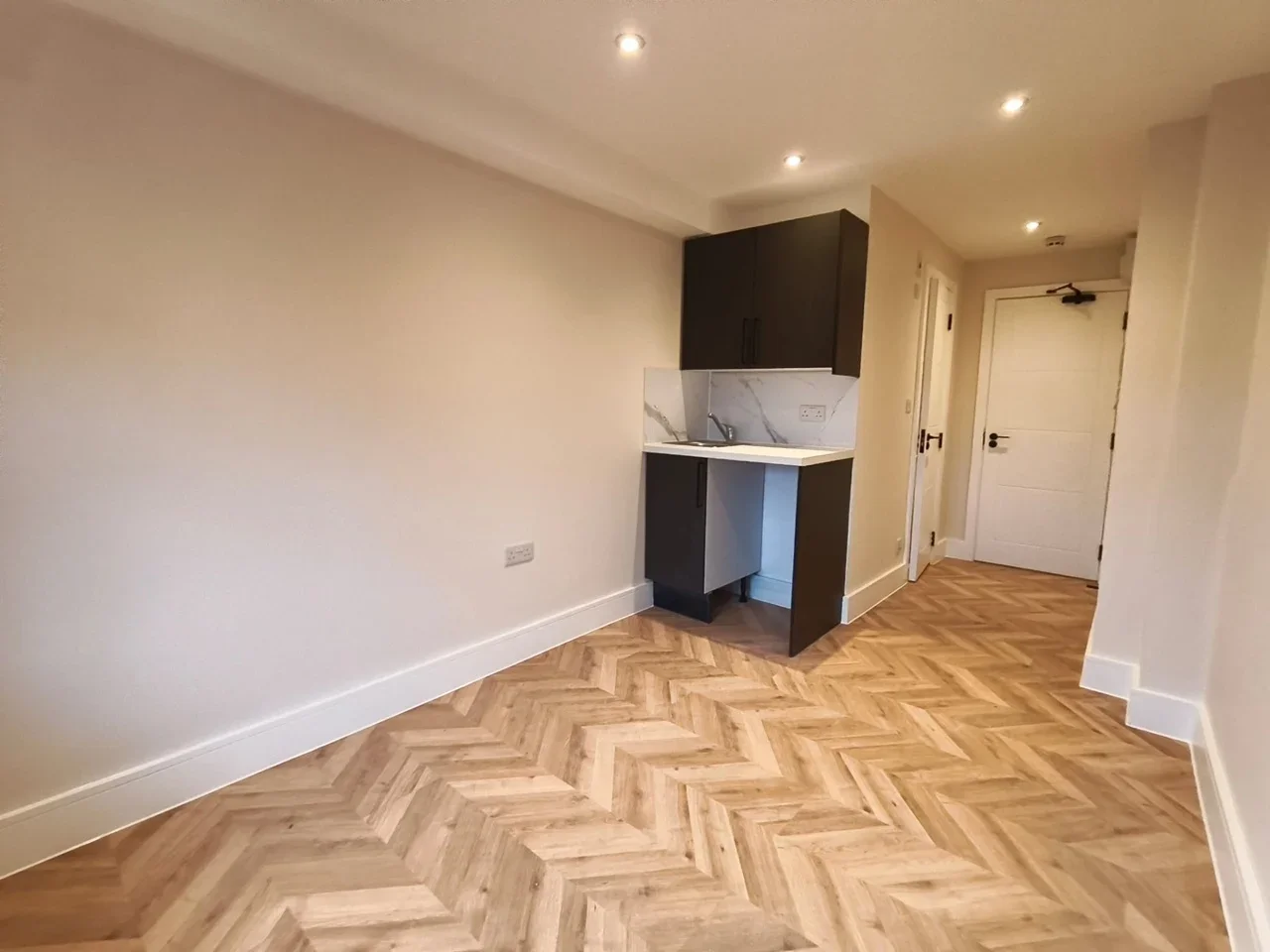 Flat Clive Road in Greater London
