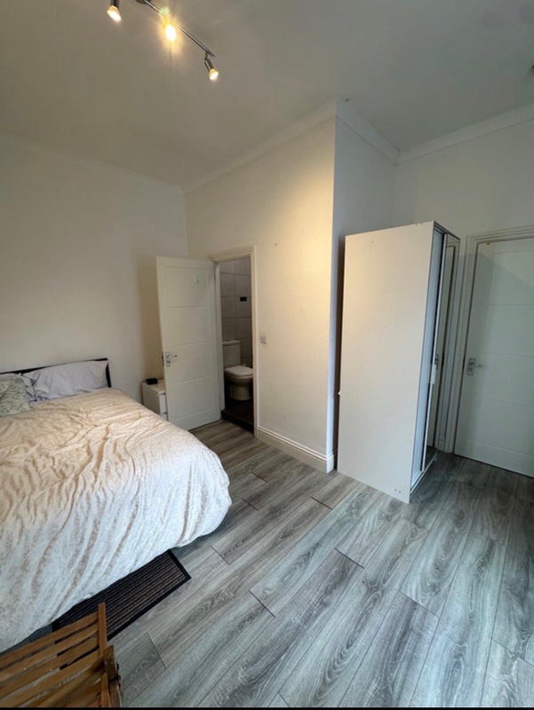 Room Goldsmith Road in Greater London