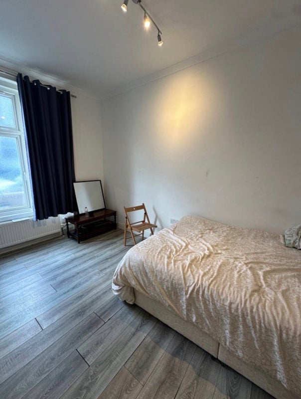 Room Goldsmith Road in Greater London