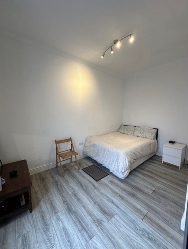 Room Goldsmith Road in Greater London