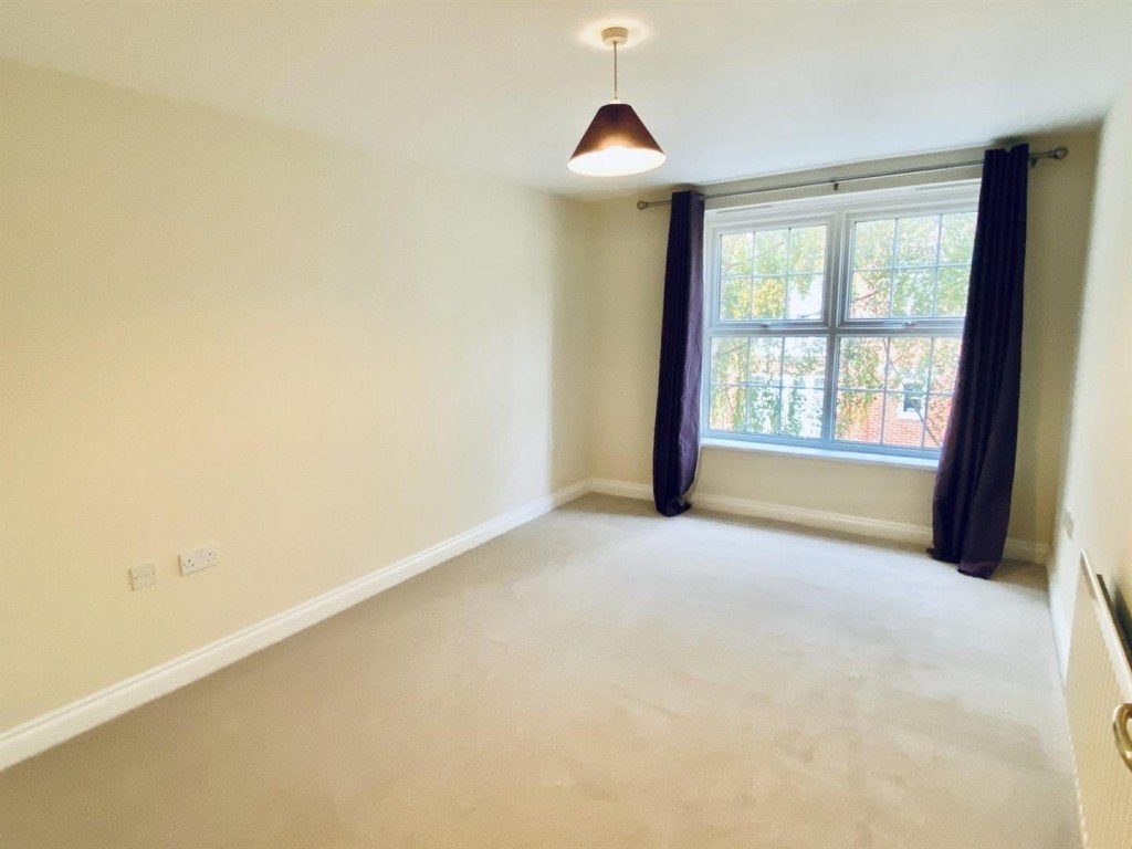 Flat Tanners Row in Wokingham