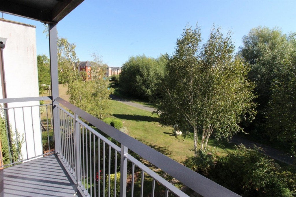 Flat Tanners Row in Wokingham