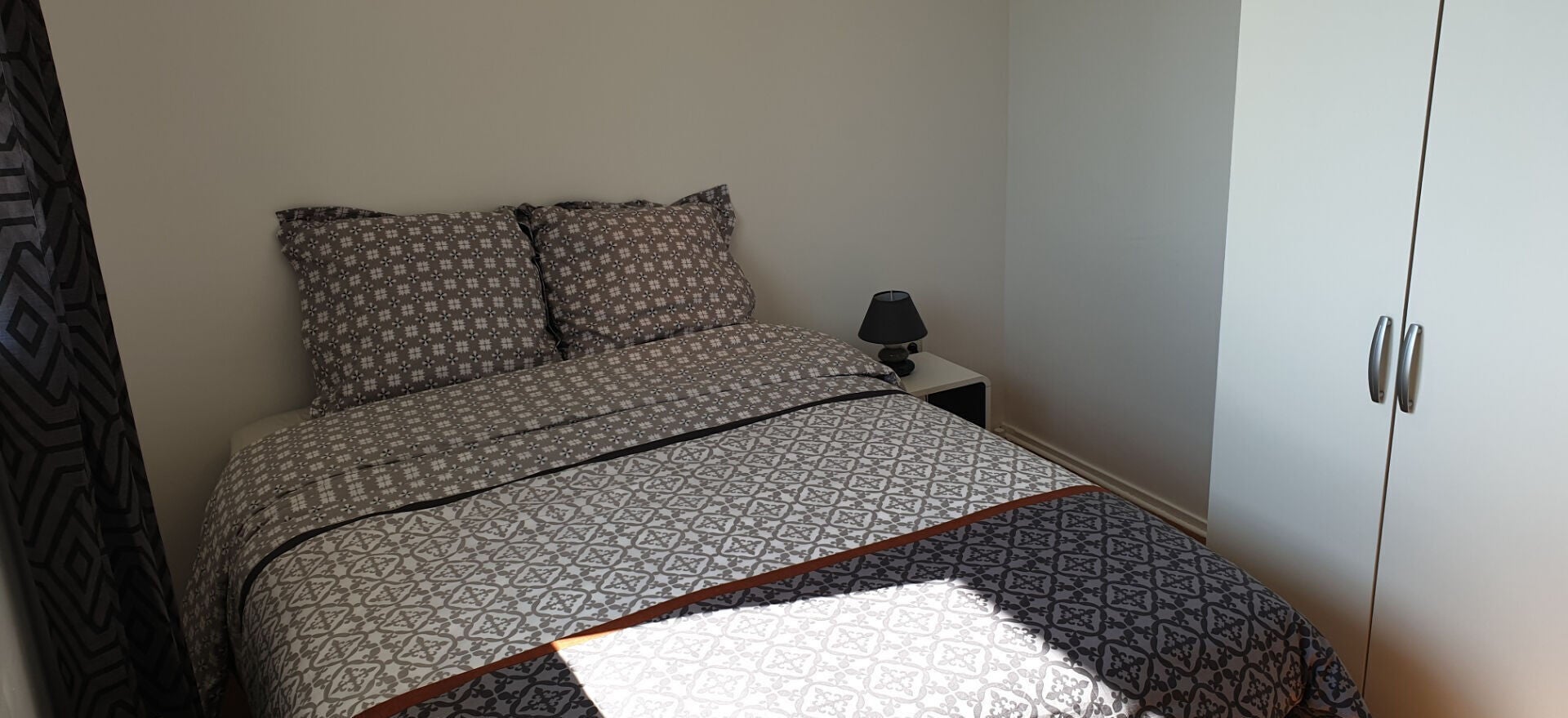 Room Rue des Charmes in Le Mans