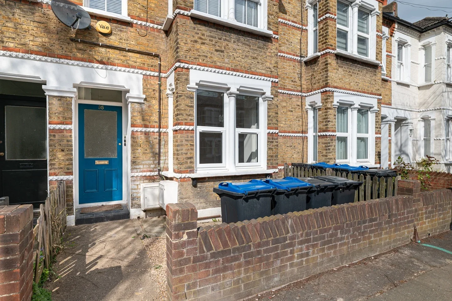 Flat Quicks Road in Greater London