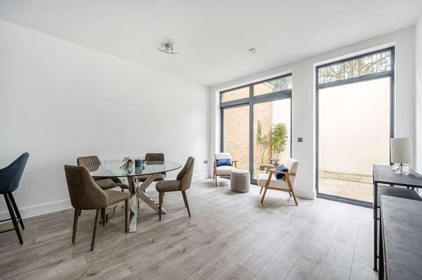 Flat Rosemont Road in Greater London